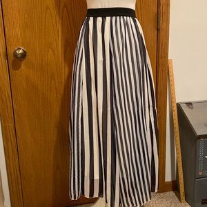 Vintage Yi ge skirt. Beautiful sheer skirt with a lining.